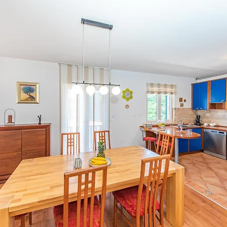 Family House With Private Heated Pool And Jacuzzi Apartmán