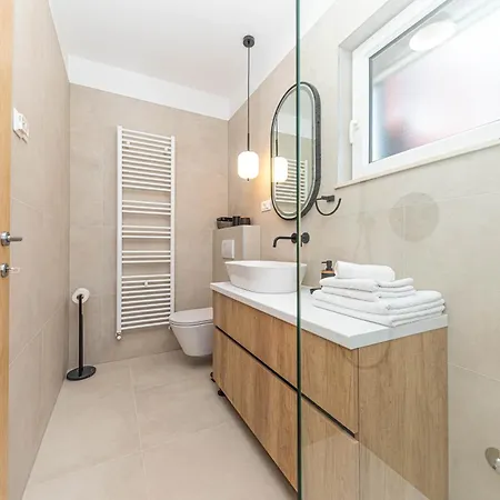 Family House With Private Heated Pool And Jacuzzi Apartmán Žrnovnica
