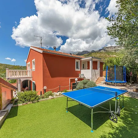 Family House With Jacuzzi * Zrnovnica
