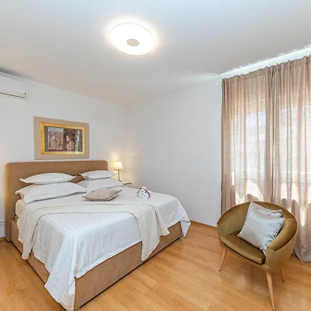 Family House With Jacuzzi * Zrnovnica