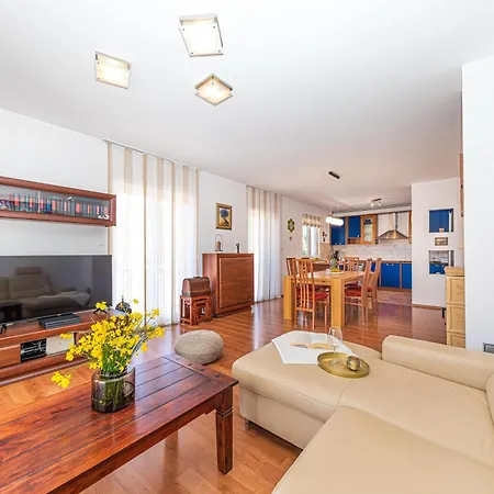 Family House With Jacuzzi Apartment