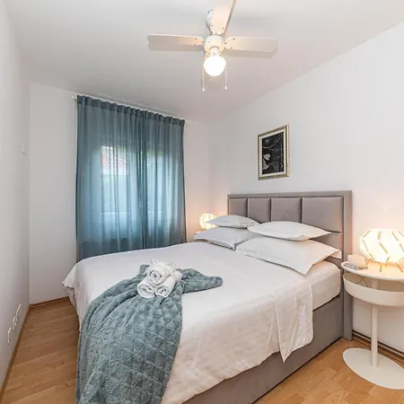 Family House With Private Heated Pool And Jacuzzi Apartmán *