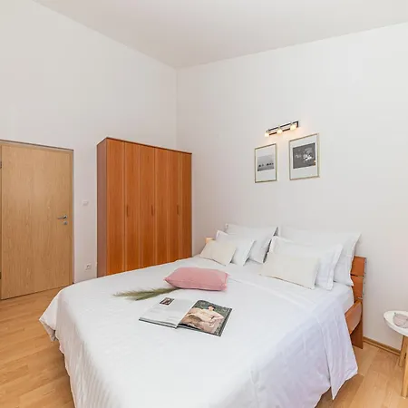 Apartmán Family House With Private Heated Pool And Jacuzzi *