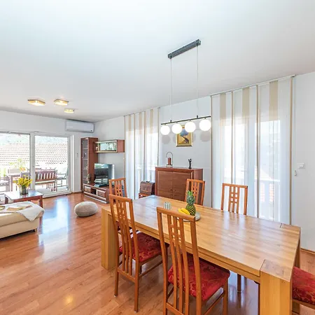 Family House With Private Heated Pool And Jacuzzi Apartmán Žrnovnica