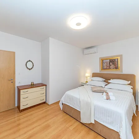Apartmán Family House With Private Heated Pool And Jacuzzi Žrnovnica