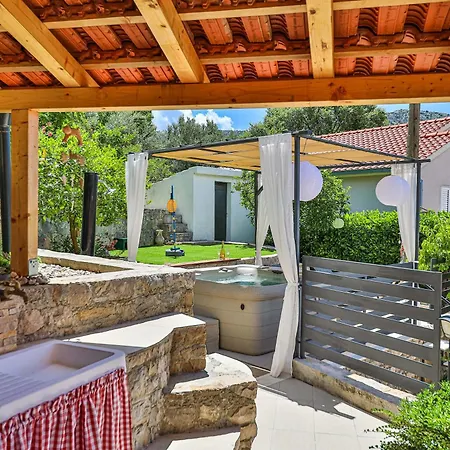 Family House With Jacuzzi Zrnovnica