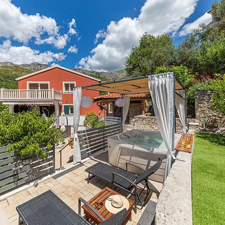 Family House With Jacuzzi *