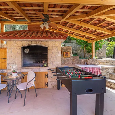 Family House With Jacuzzi Zrnovnica