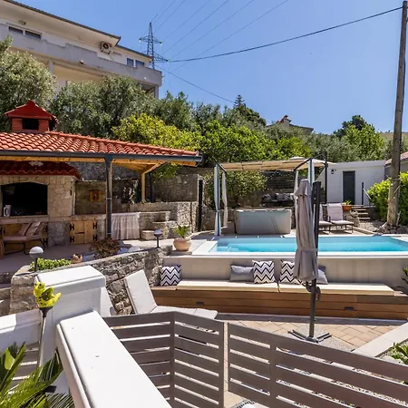 Apartmán Family House With Private Heated Pool And Jacuzzi *