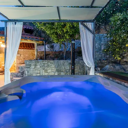 Family House With Private Heated Pool And Jacuzzi Apartmán *
