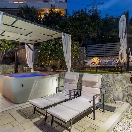 Family House With Private Heated Pool And Jacuzzi Apartmán Žrnovnica