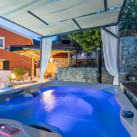 Family House With Private Heated Pool And Jacuzzi * Žrnovnica