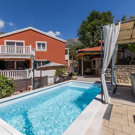 Family House With Private Heated Pool And Jacuzzi * Žrnovnica
