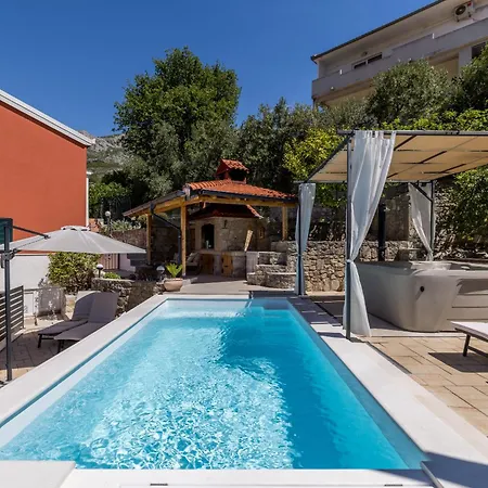Apartmán Family House With Private Heated Pool And Jacuzzi *