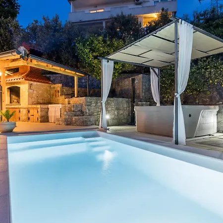 Apartmán Family House With Private Heated Pool And Jacuzzi Žrnovnica