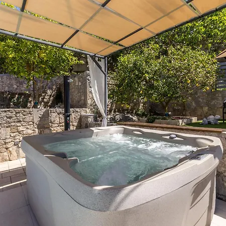 Family House With Private Heated Pool And Jacuzzi Apartmán Žrnovnica