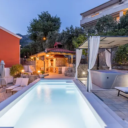 Family House With Private Heated Pool And Jacuzzi * Žrnovnica