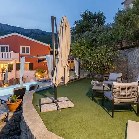 Family House With Private Heated Pool And Jacuzzi Apartmán